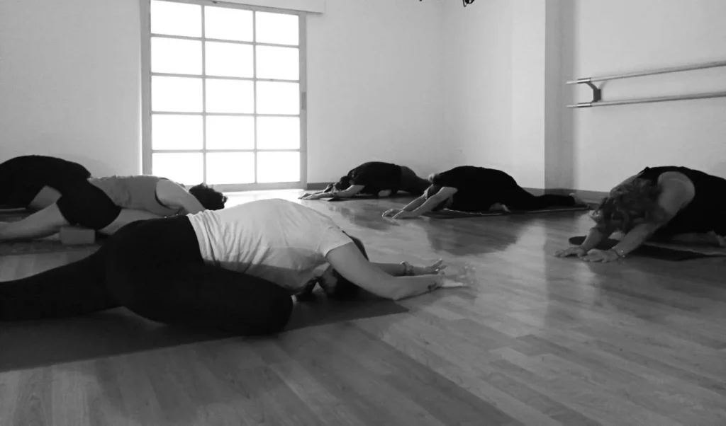 Clase de yoga terapéutico en Be Postural