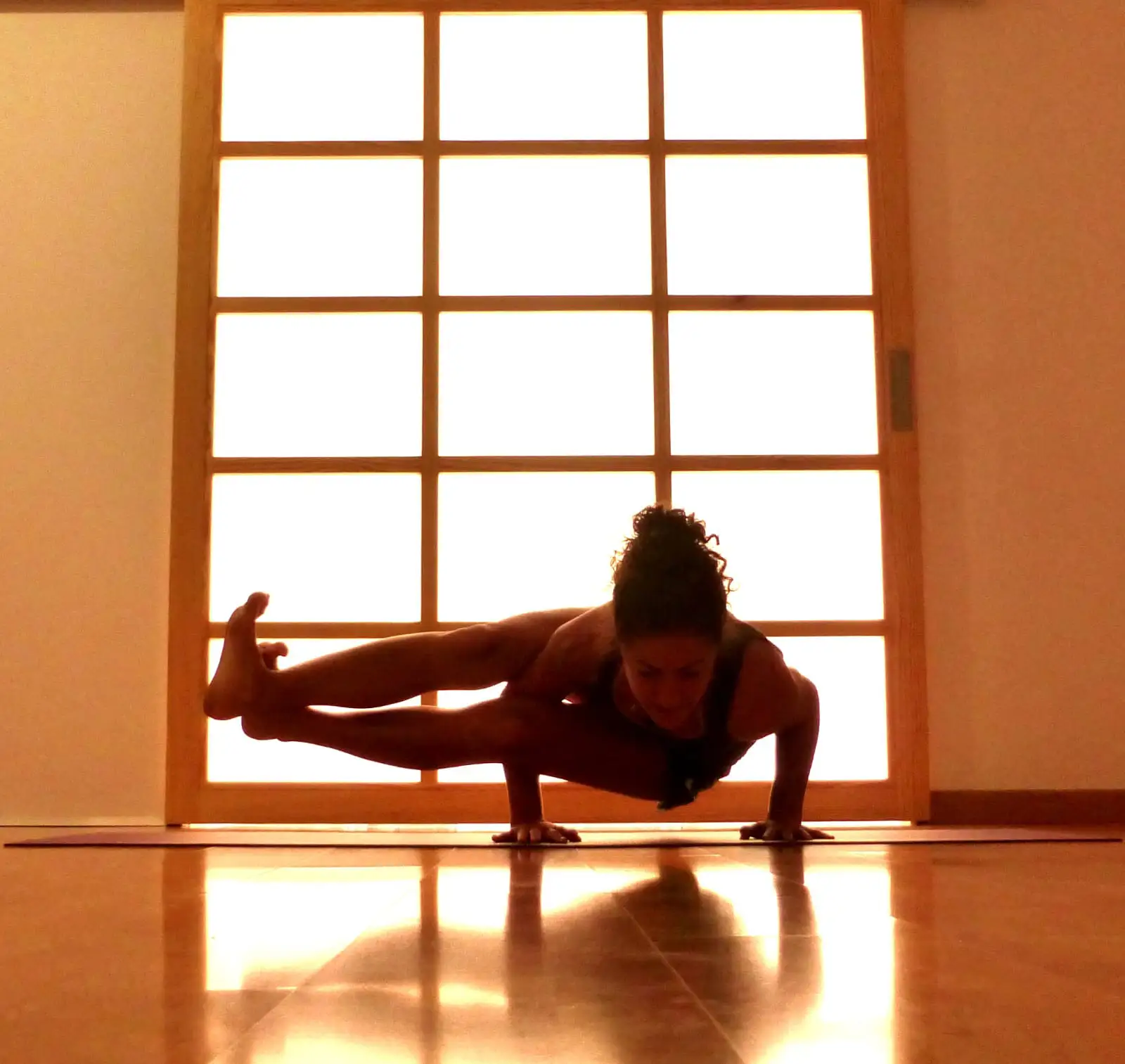 Persona realizando un ejercicio de yoga terapéutico en Be Postural