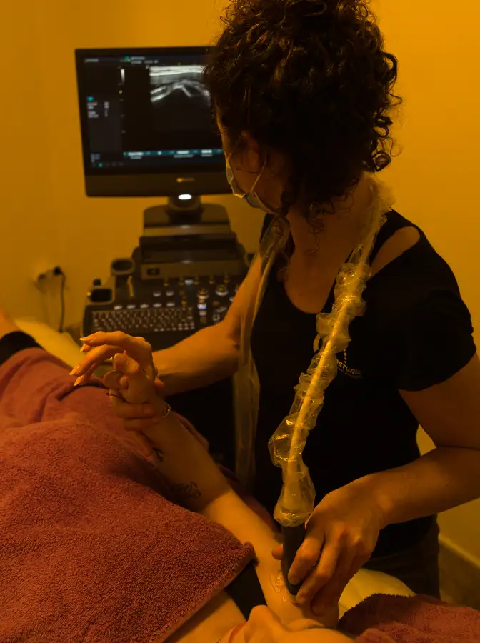 Fisioterapeuta realizando una sesión en Be Postural