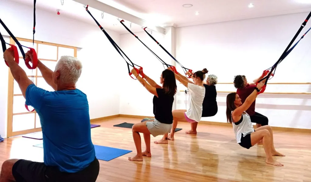 Clase grupal de movimiento terapéutico en Be Postural