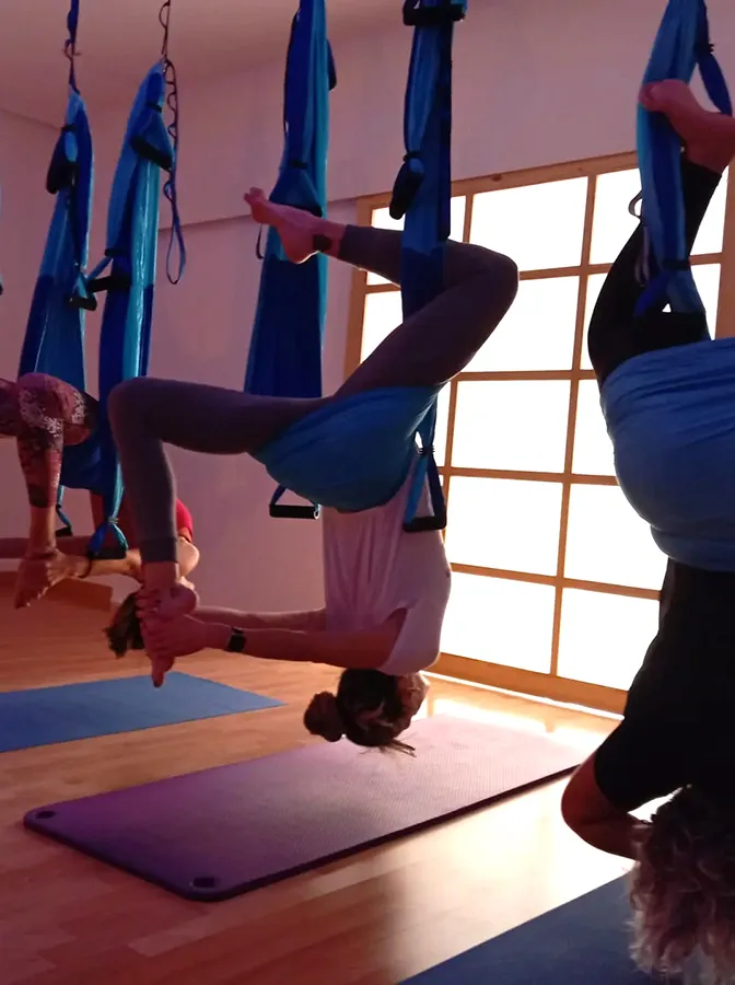Clase de yoga aéreo terapéutico en Be Postural